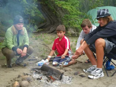 Feuermeister beim Marshmallow braten